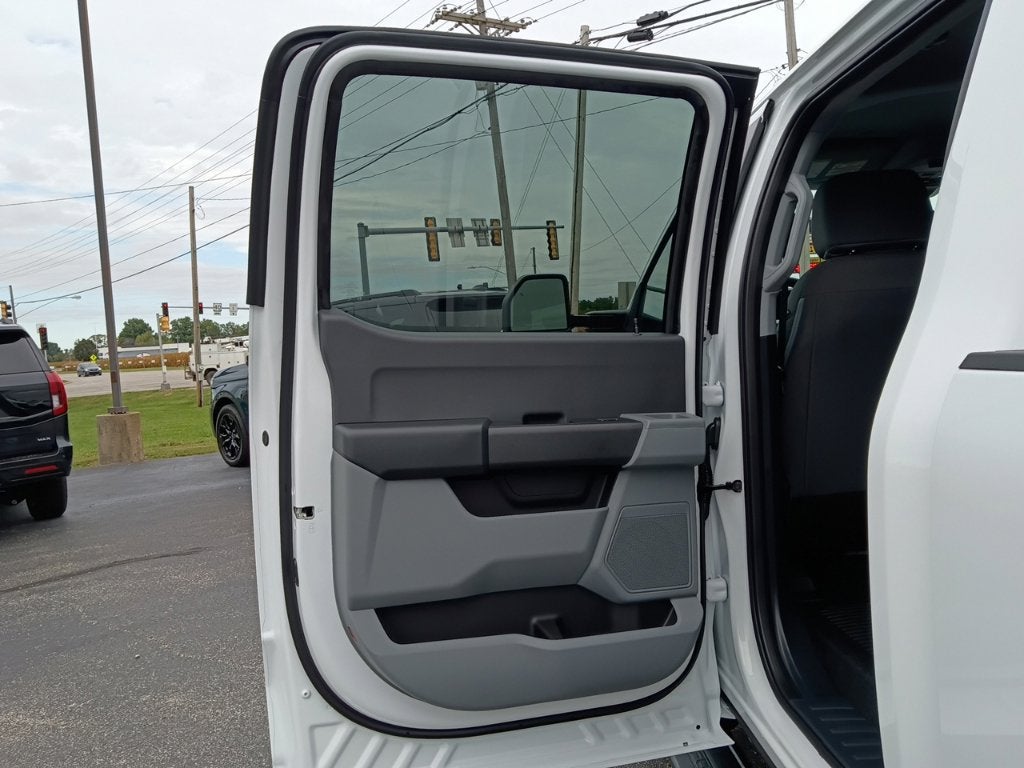 2027 Ford Super Duty F-350 DRW XL