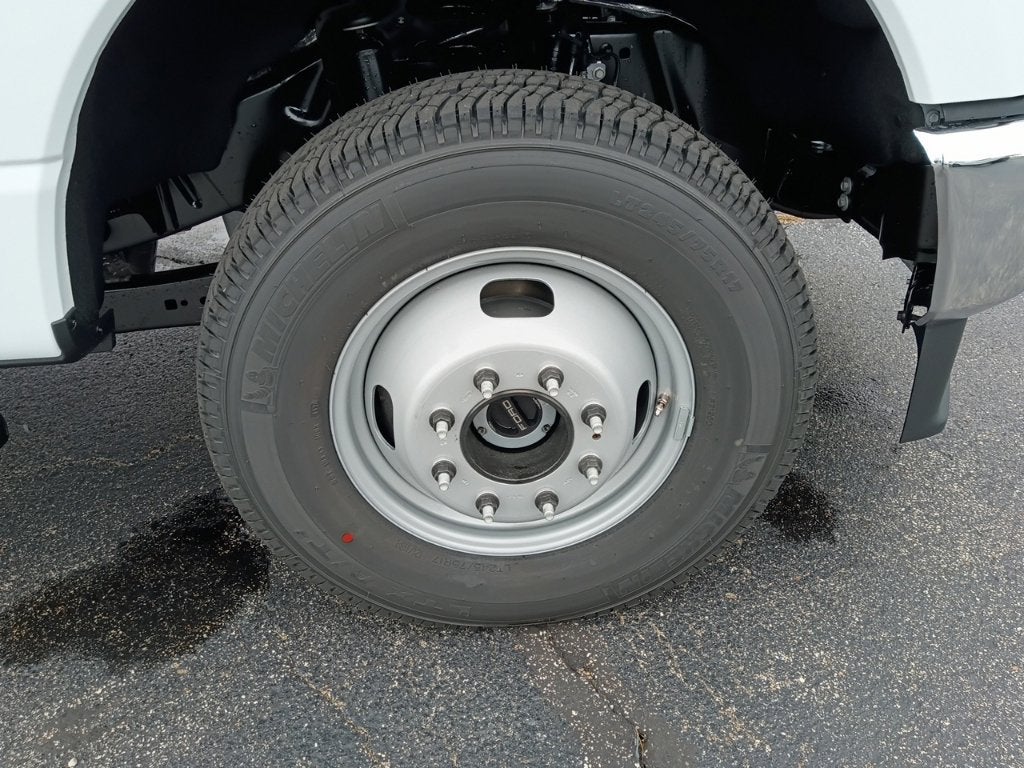 2027 Ford Super Duty F-350 DRW XL