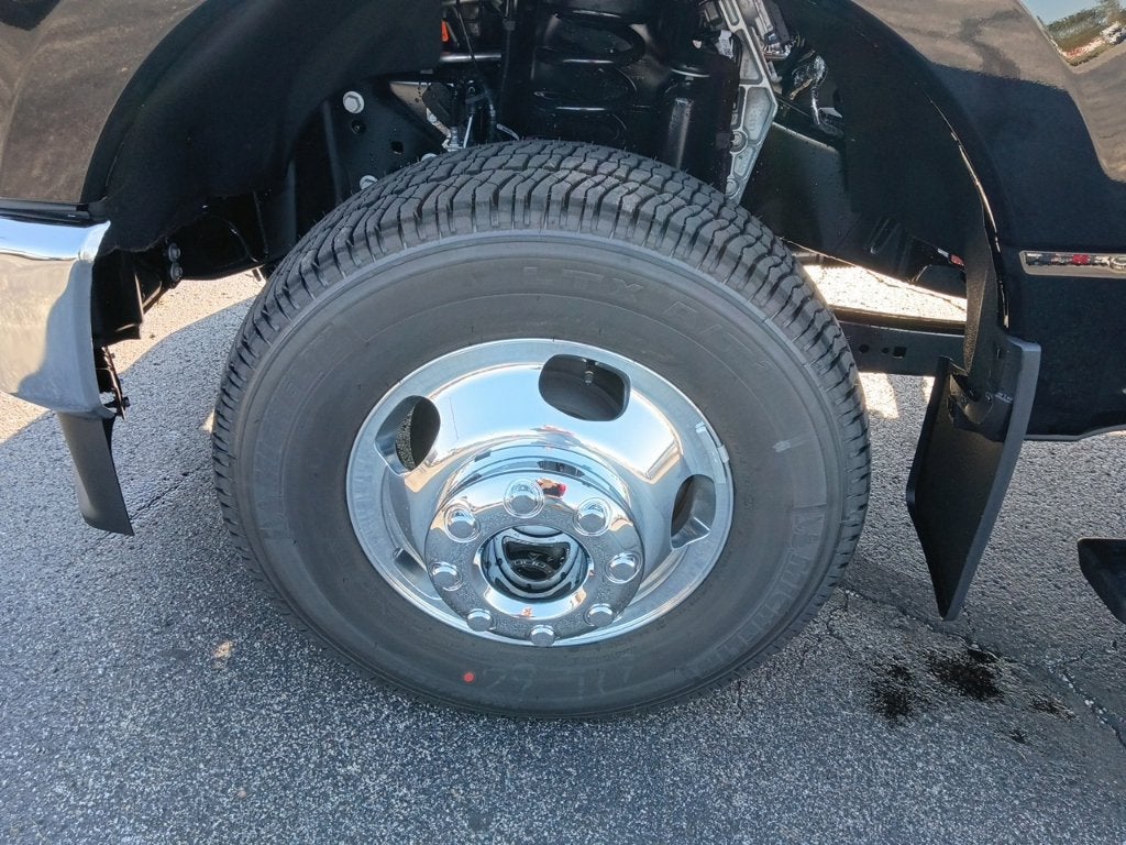 2027 Ford Super Duty F-350 DRW LARIAT