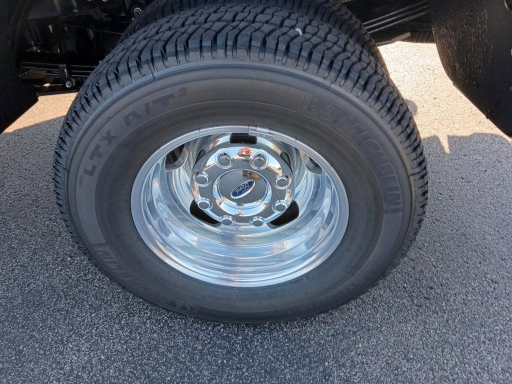 2027 Ford Super Duty F-350 DRW LARIAT