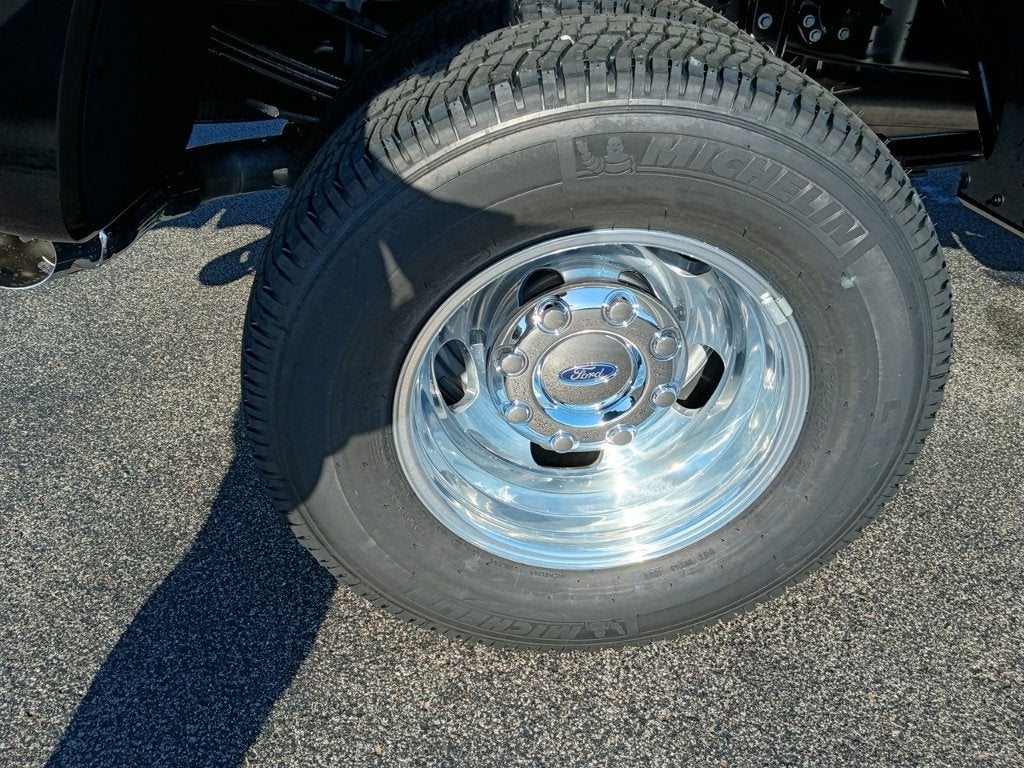 2027 Ford Super Duty F-350 DRW LARIAT