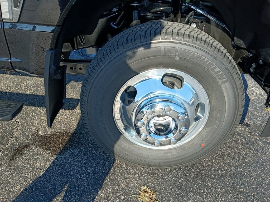 2027 Ford Super Duty F-350 DRW LARIAT