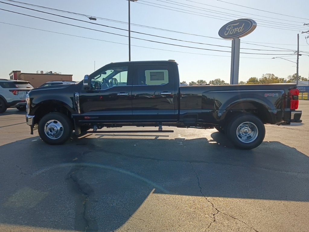 2027 Ford Super Duty F-350 DRW LARIAT